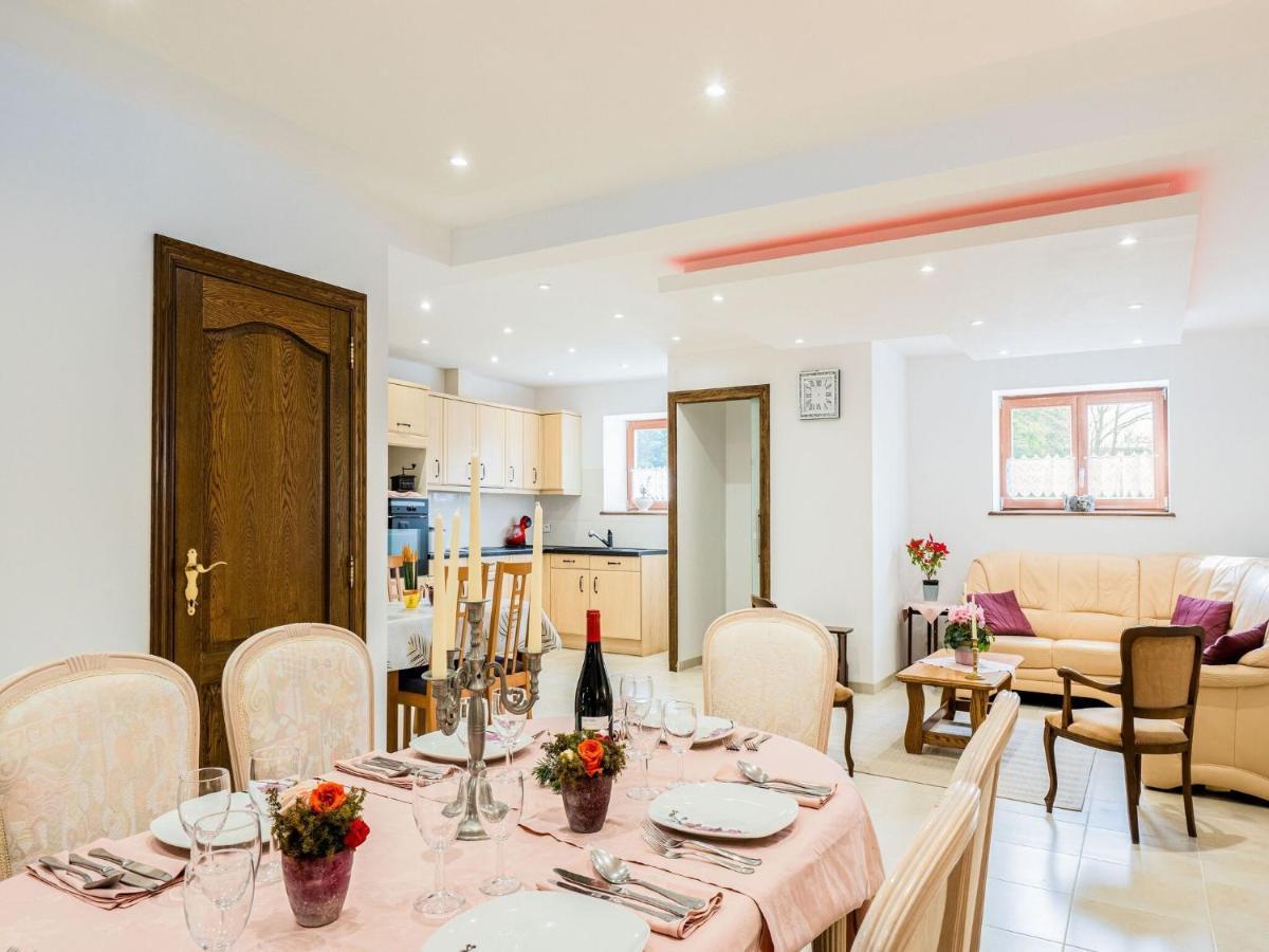 Charming Chalet In Beauraing With Fenced Garden Eksteriør bilde